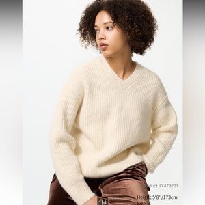 Uniqlo Off White Fluffy V-Neck Wool Blend Sweater